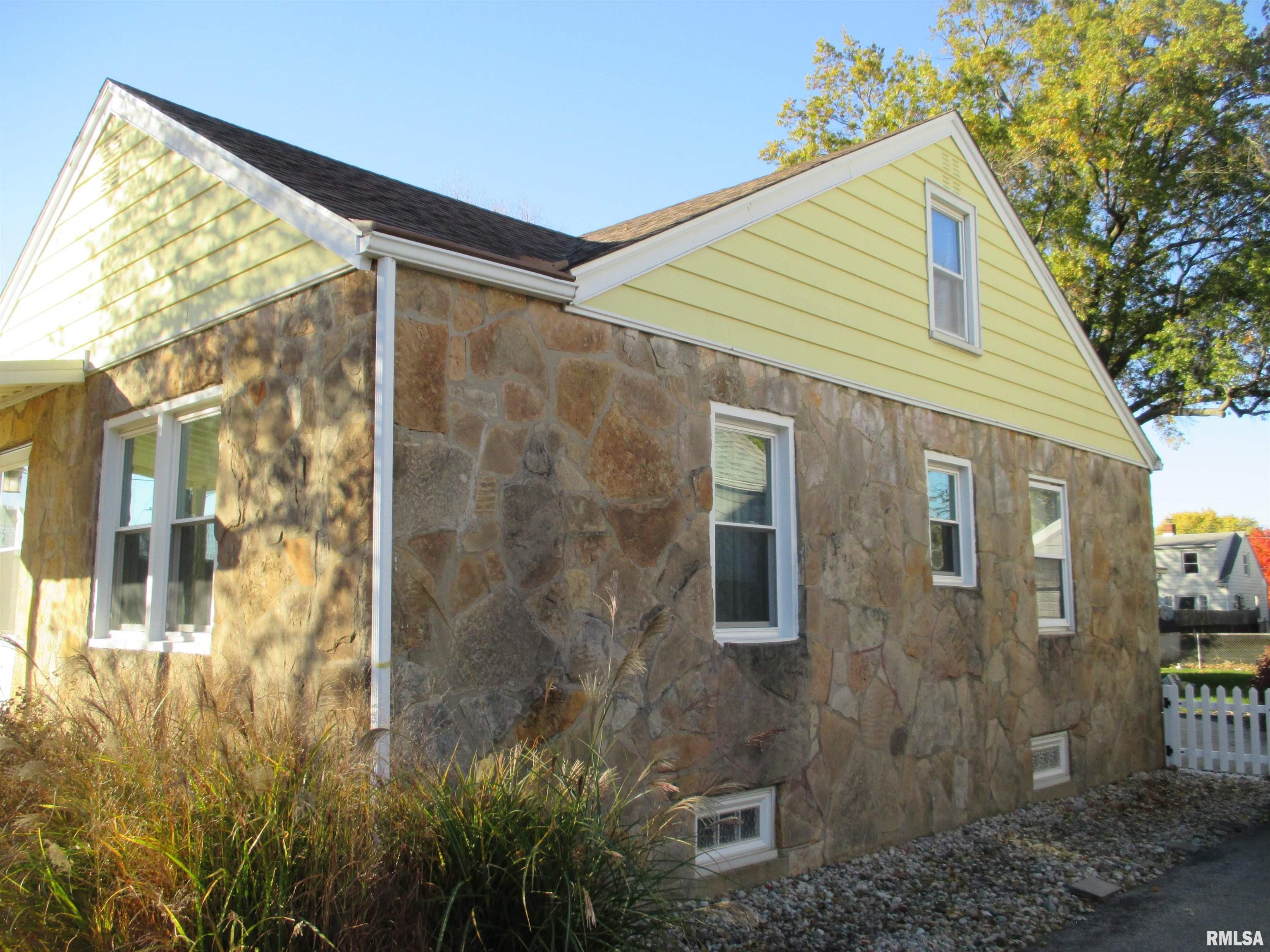 2211 West Clarke Avenue West Peoria, IL 61604 - Photo 4 of 53