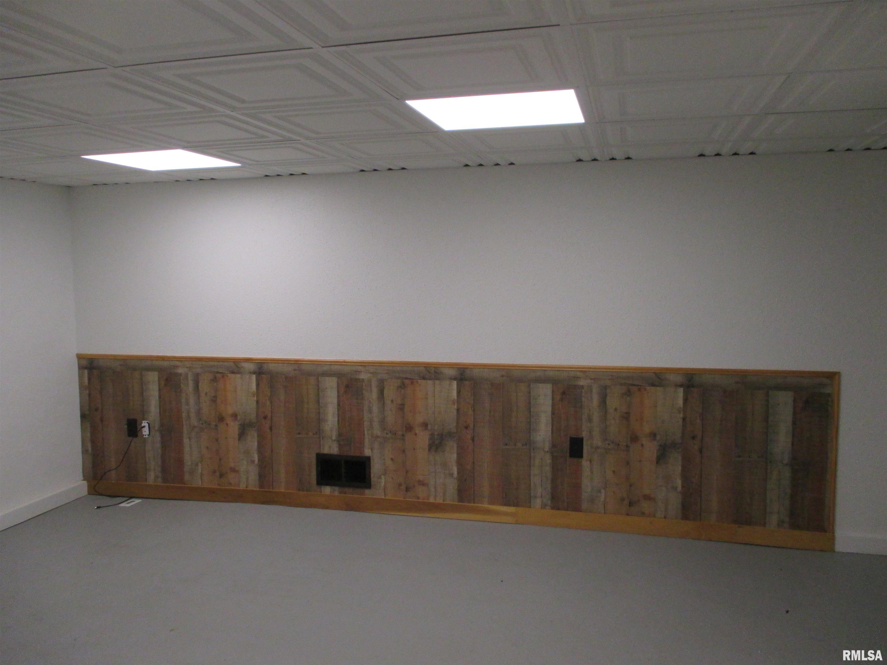 2211 West Clarke Avenue West Peoria, IL 61604 - Photo 45 of 53