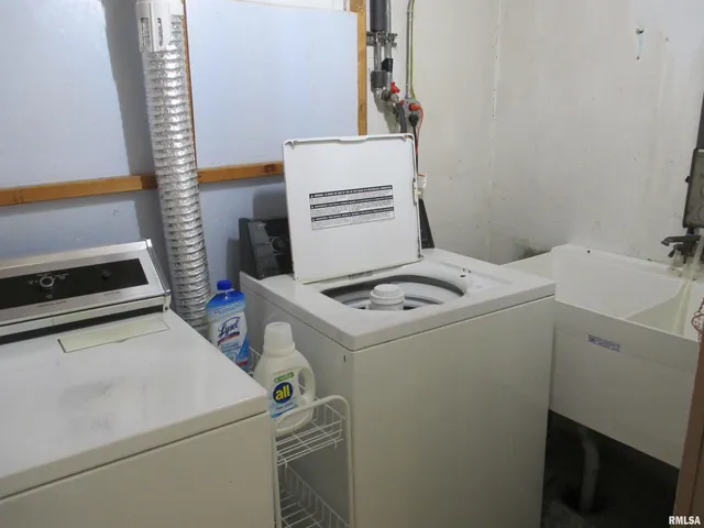 $120,000 | 2211 West Clarke Avenue, West Peoria, IL 61604