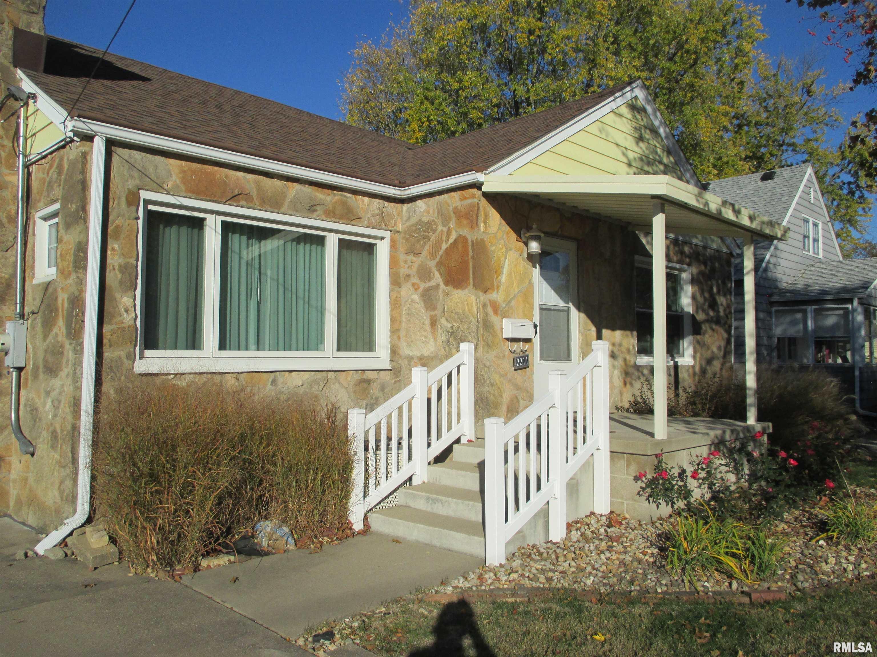 2211 West Clarke Avenue West Peoria, IL 61604 - Photo 5 of 53