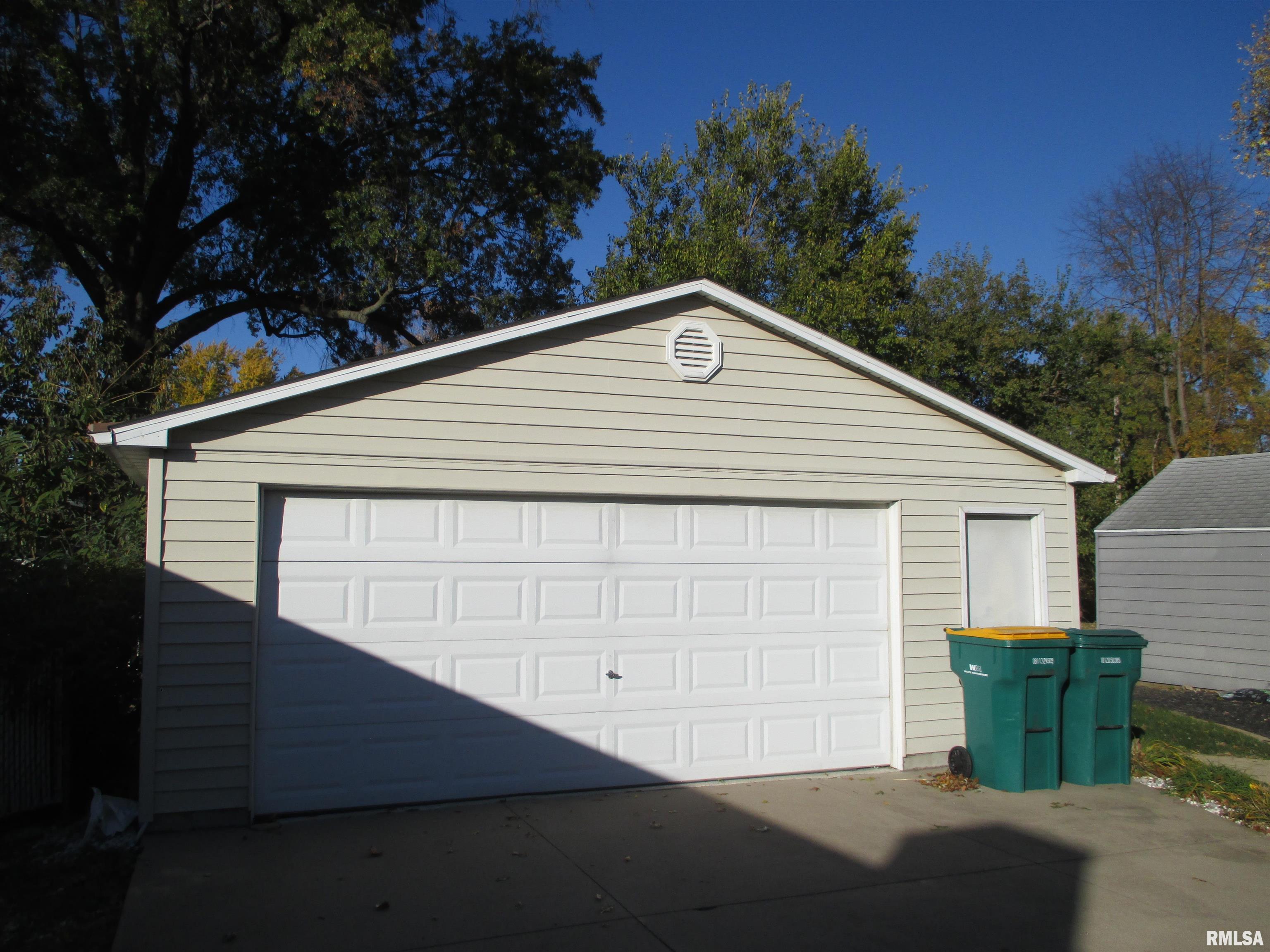 2211 West Clarke Avenue West Peoria, IL 61604 - Photo 7 of 53