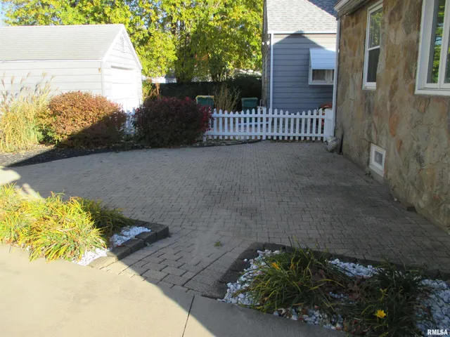 $120,000 | 2211 West Clarke Avenue, West Peoria, IL 61604