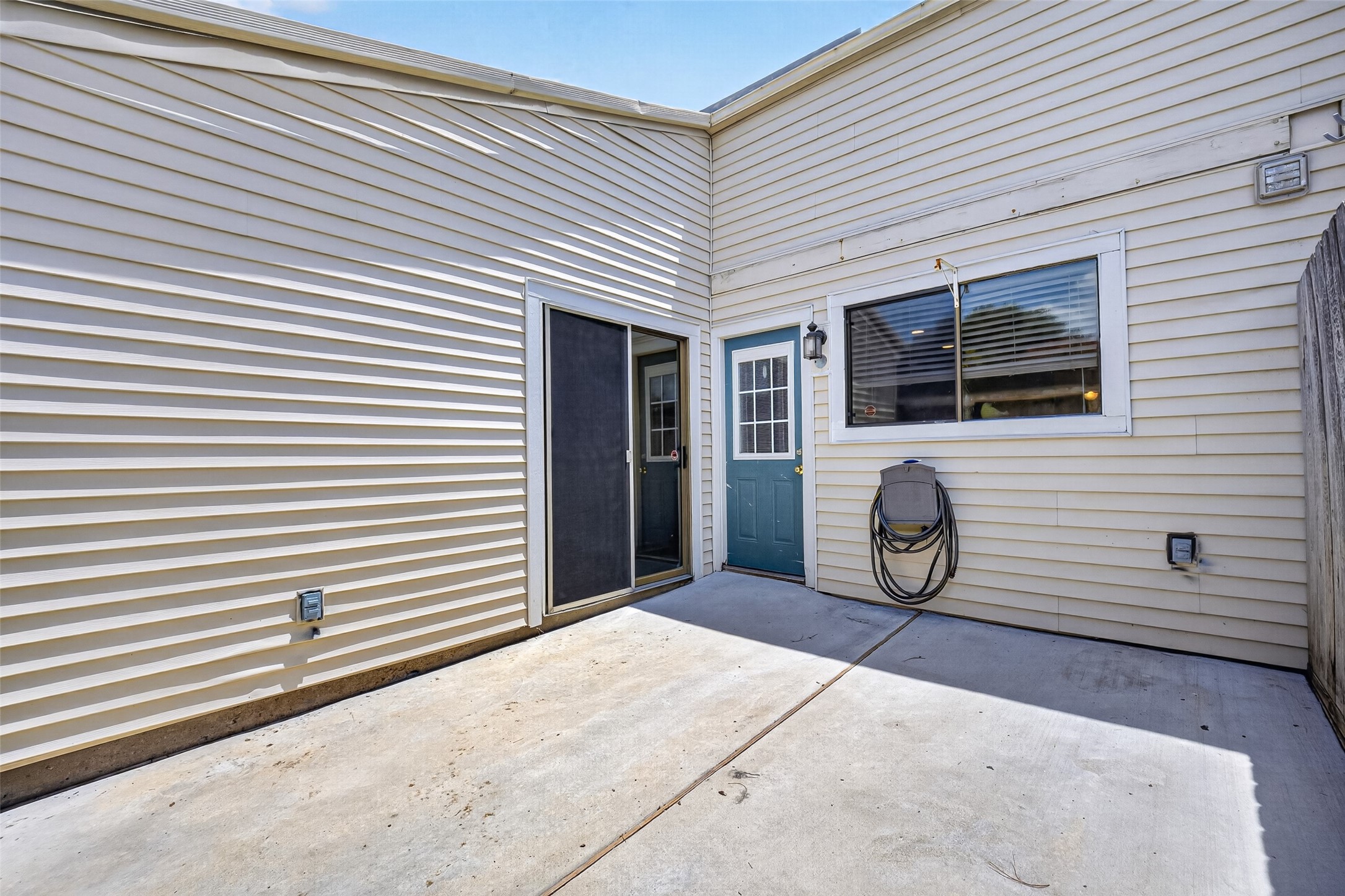 6401 Deihl Road, Unit 902 Houston, TX 77092 - Photo 26 of 35 Inviting back patio offering a private, sunlit space perfect for relaxation and outdoor gatherings.
