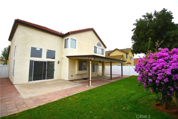 a view of an house with backyard space and garden