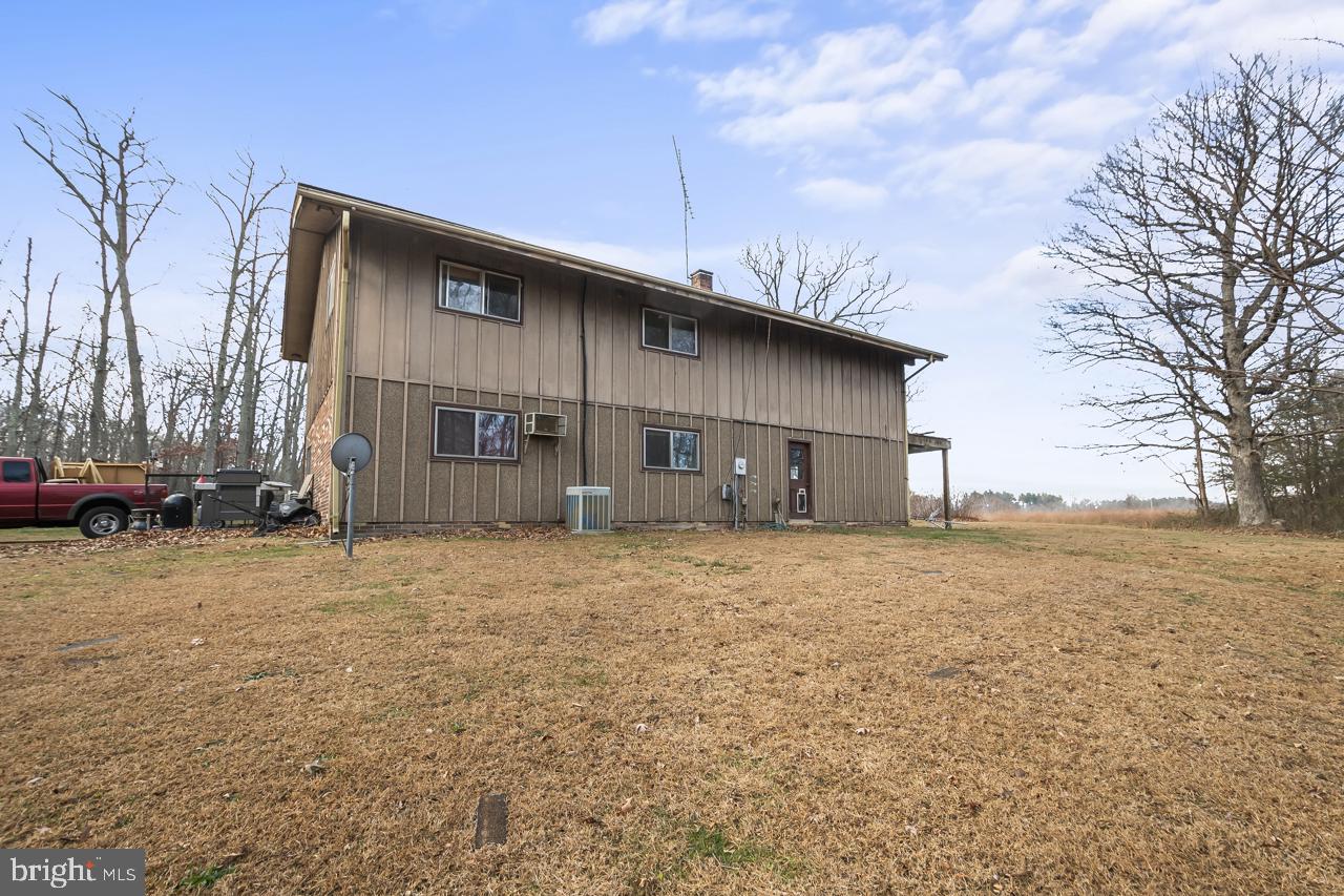 7389 Leeds Manor Road Marshall, VA 20115 - Photo 9 of 33 a backyard of a house