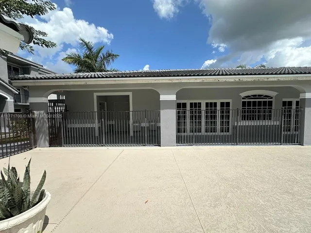 a view of a house with backyard