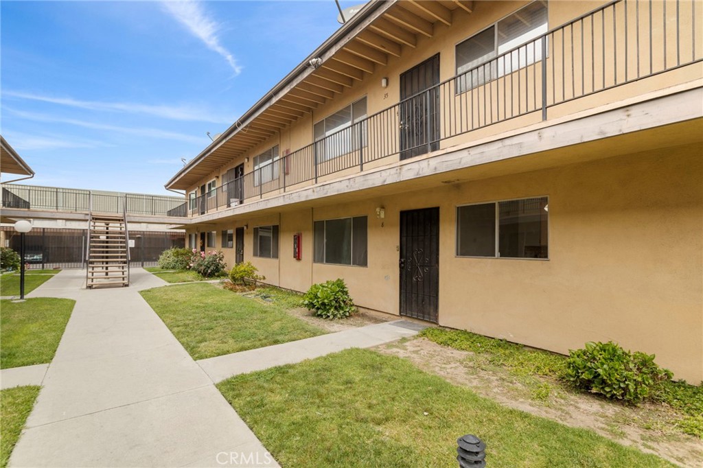 5535 Ackerfield Avenue, Unit 8 Long Beach, CA 90805 - Photo 27 of 31 a front view of a house with garden