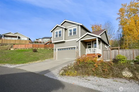 a view of a yard in front of house