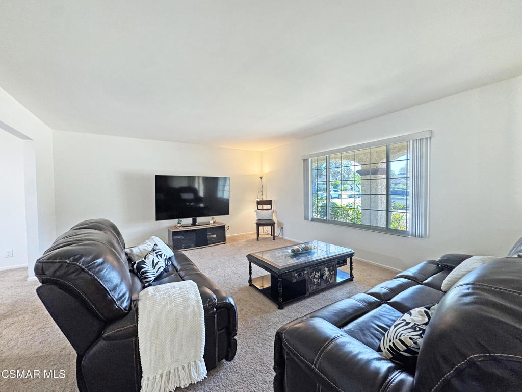 2401 El Portal Way Oxnard, CA 93035 - Photo 3 of 41