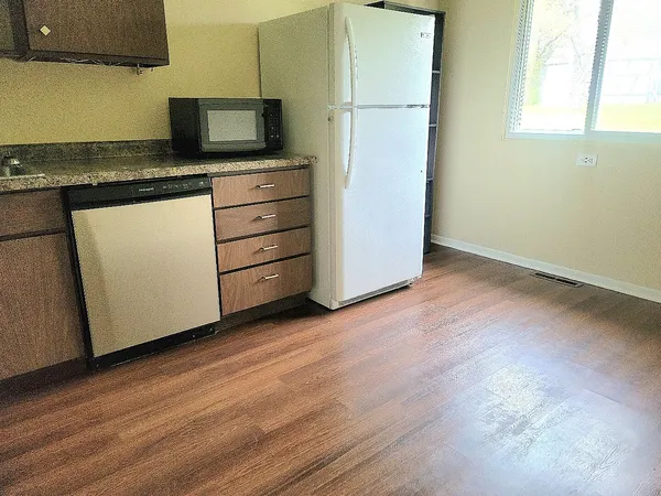 $1,800 | 70 Pine Court, Crystal Lake, IL 60014