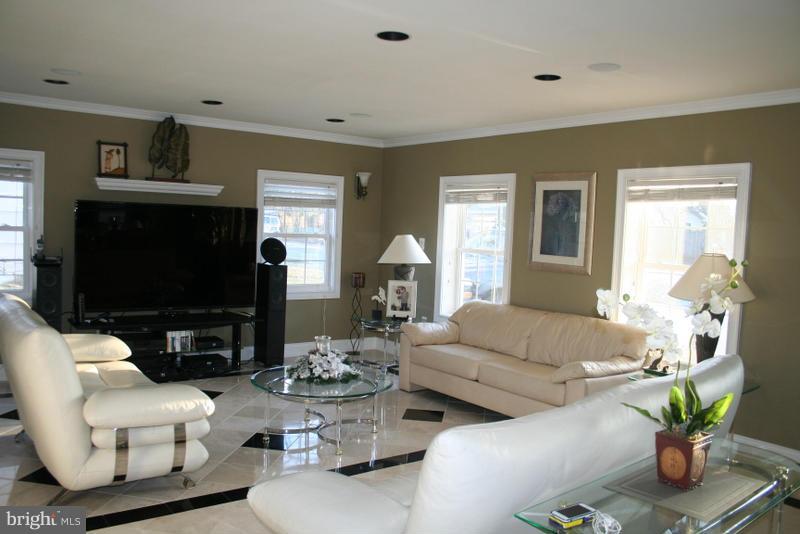806 West Nettle Tree Road Sterling, VA 20164 - Photo 2 of 15 Living Room