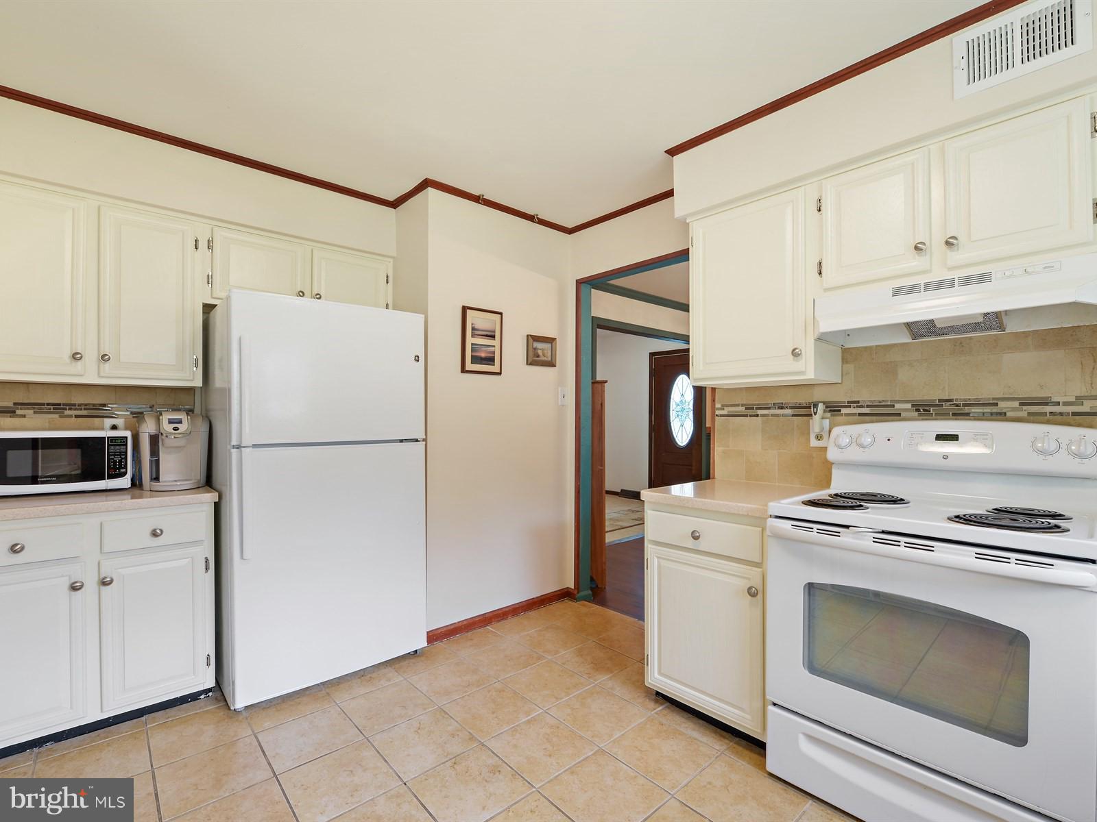 111 Ridings Way Lancaster, PA 17601 - Photo 7 of 30 Updated with Corian Counters & Title Backsplash