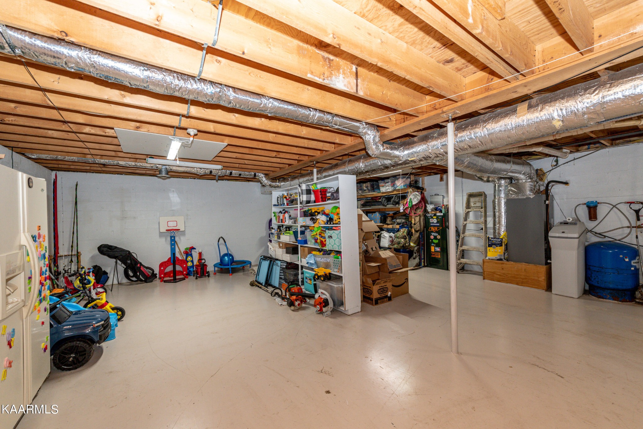125 Lakeview Estates Road Vonore, TN 37885 - Photo 33 of 46 a view of a garage with storage