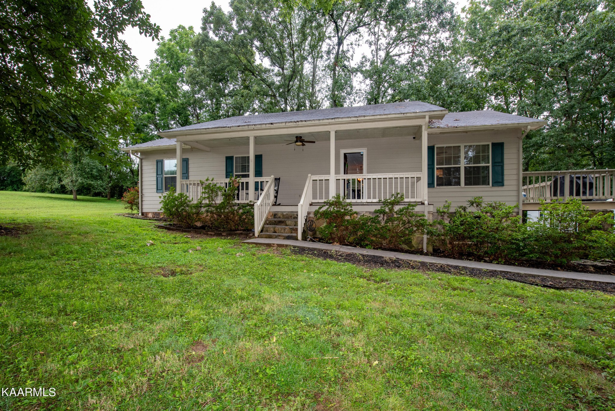 125 Lakeview Estates Road Vonore, TN 37885 - Photo 44 of 46 a view of a house with backyard and garden