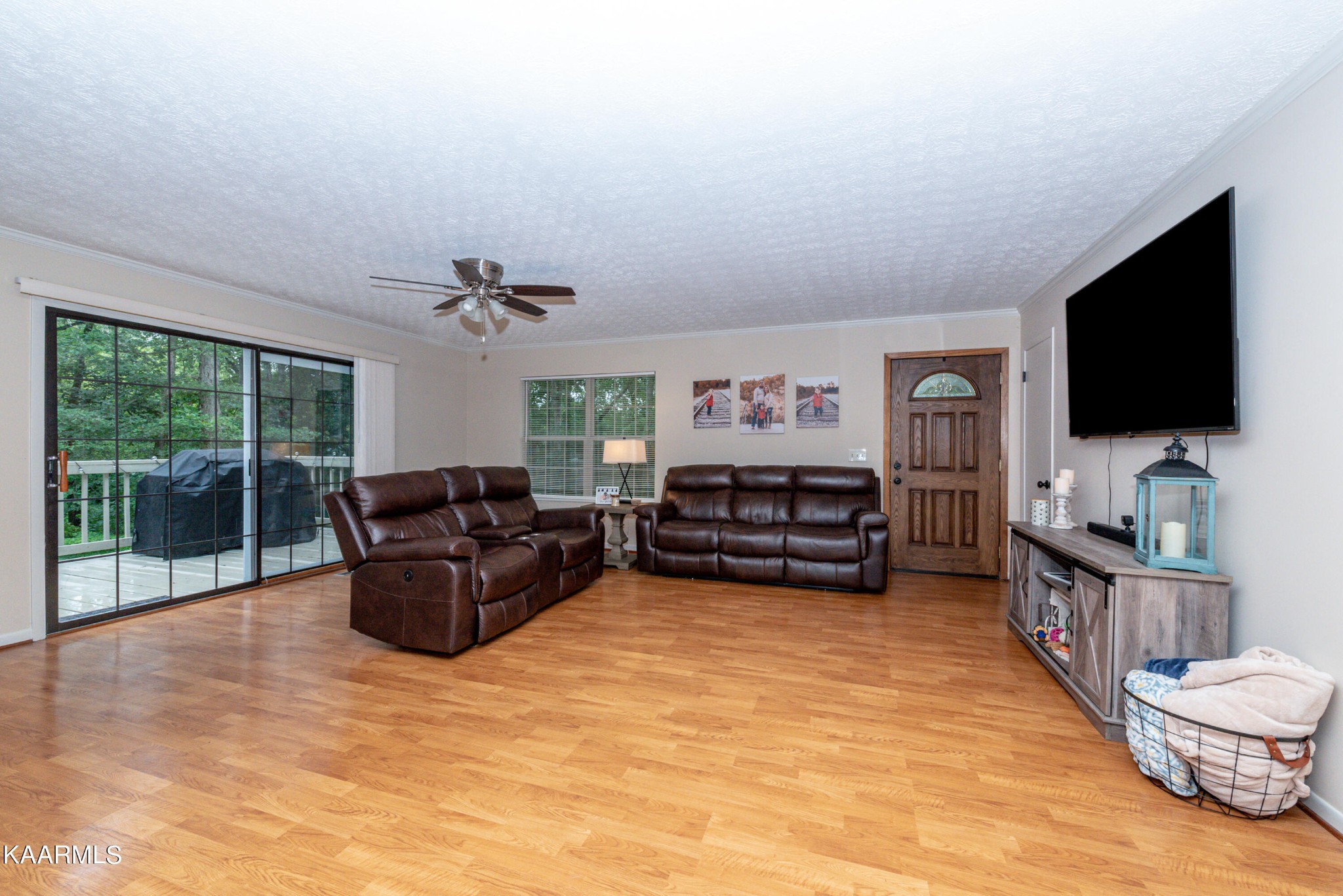 125 Lakeview Estates Road Vonore, TN 37885 - Photo 7 of 46 a living room with furniture and a flat screen tv