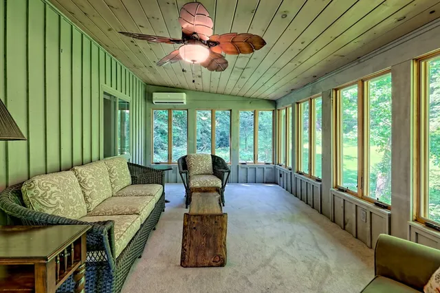 a view of entryway with a balcony