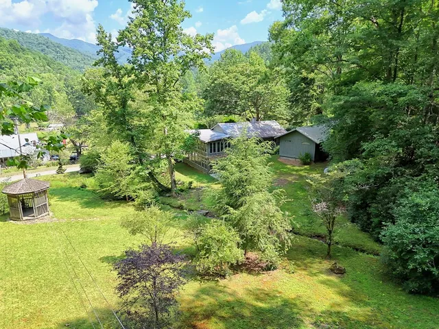 a view of yard with green space