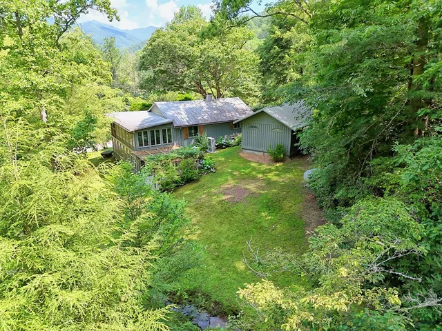 a view of a back yard