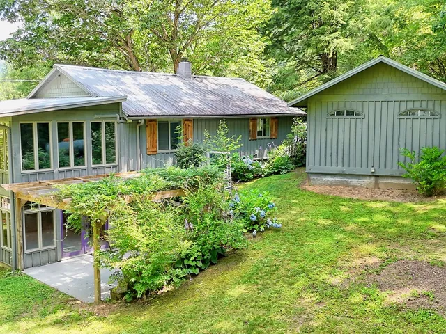 a view of front of a house with a yard