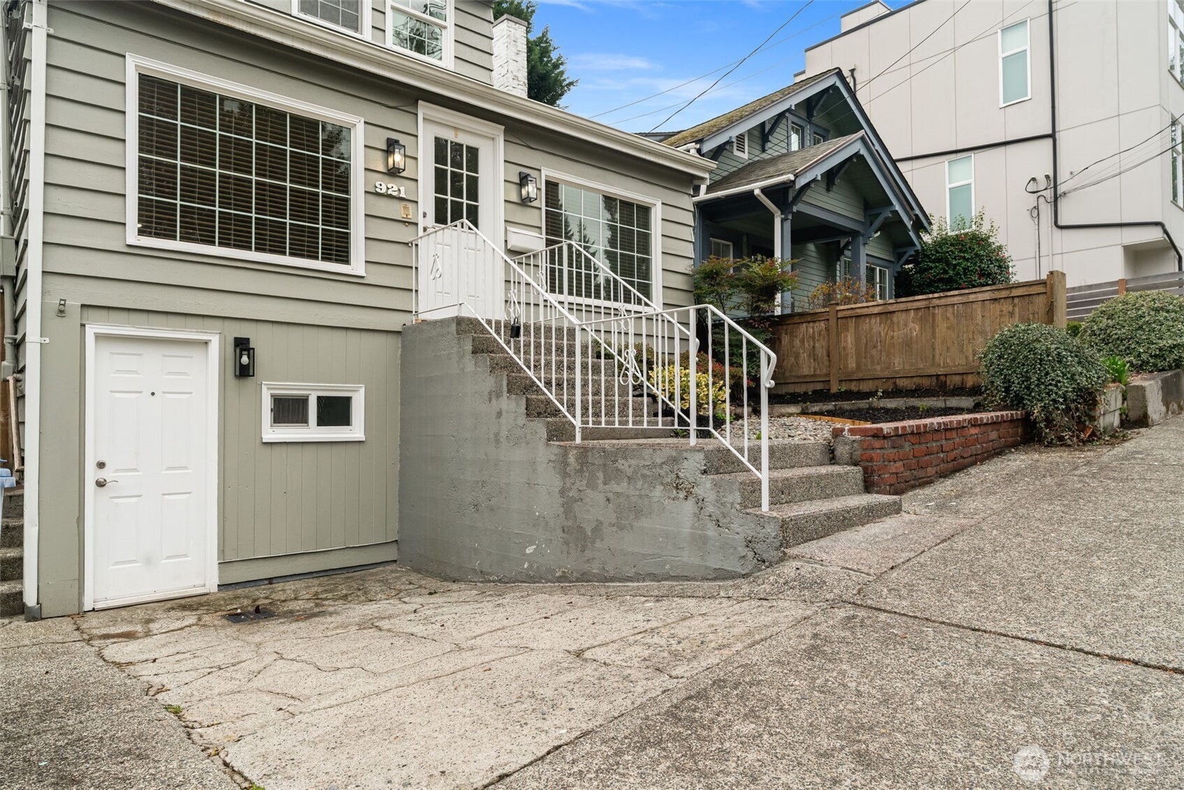 921 North 50th Street Seattle, WA 98103 - Photo 3 of 32