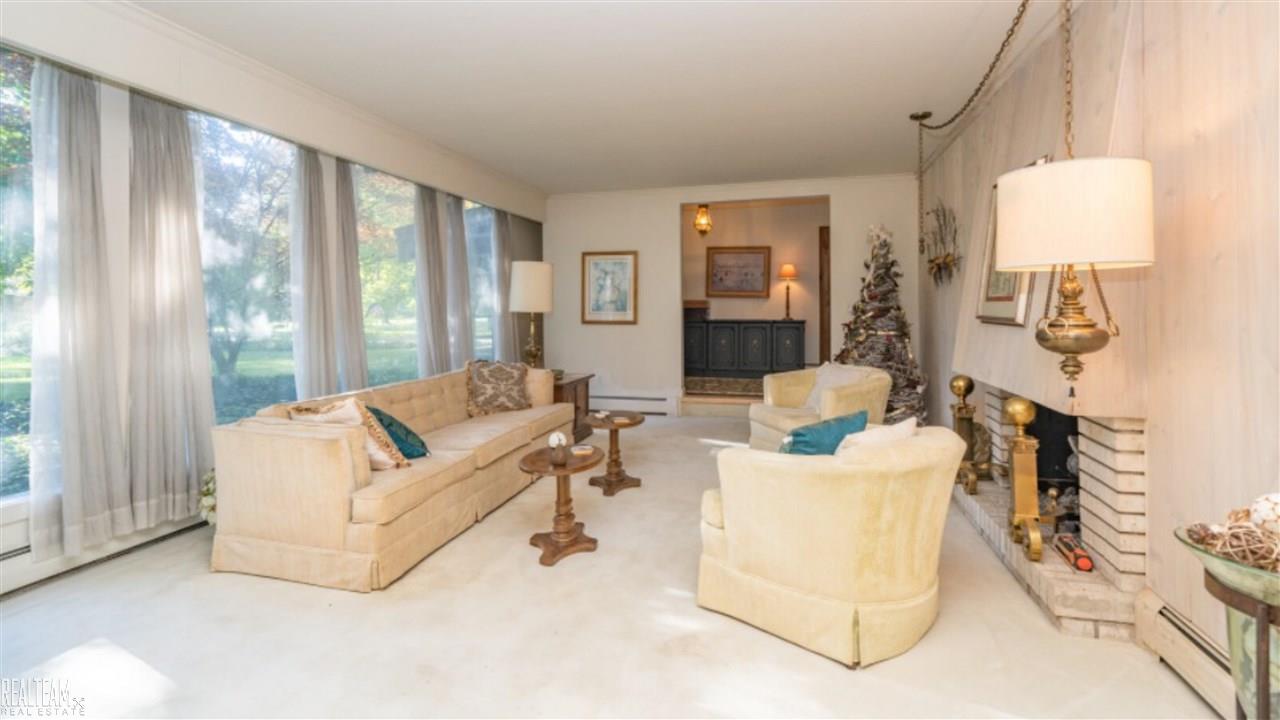 38505 Riverside Drive Clinton Township, MI 48036 - Photo 8 of 39 Living Room