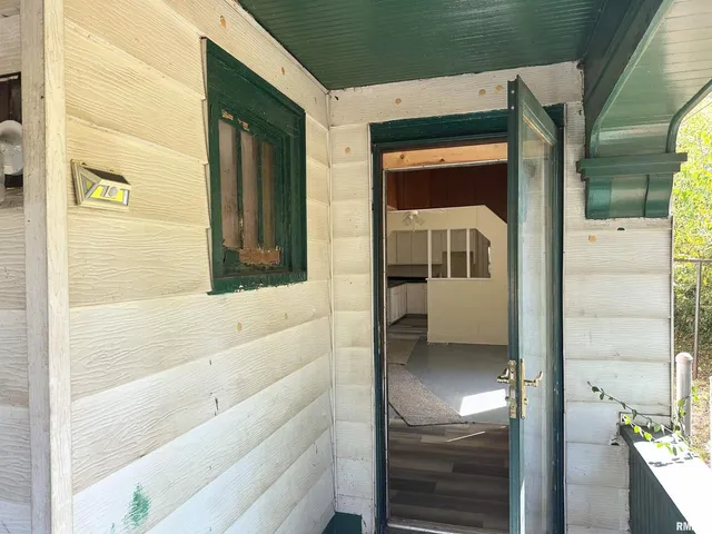 a en suite bathroom with a tub and mirror