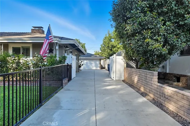 a view of a back yard of the house