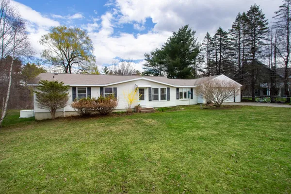 $585,000 | 52 Sanborn Road, East Kingston, NH 03827