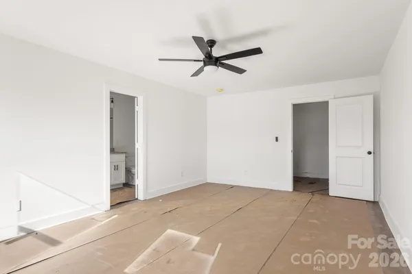 a view of empty room with ceiling fan