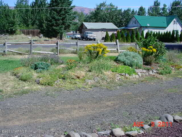 3240 Rosenkranz Road Tieton, WA 98947 - Photo 3 of 14 a backyard of a house with lots of green space