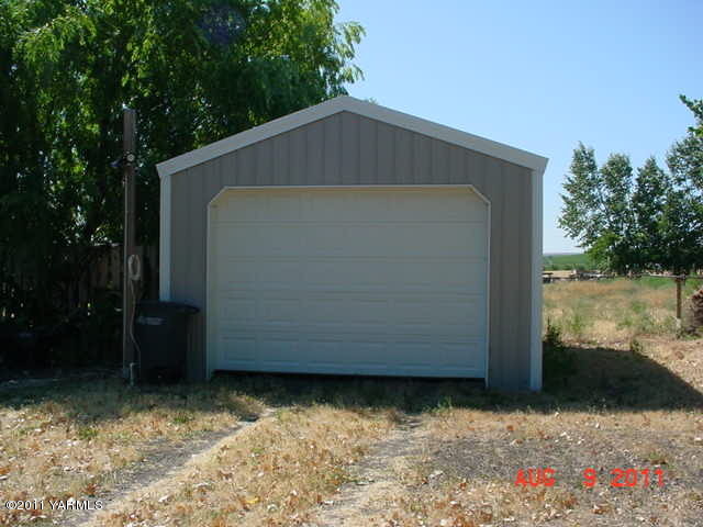 3240 Rosenkranz Road Tieton, WA 98947 - Photo 4 of 14 a backyard of a house