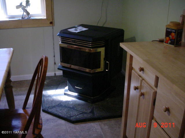 3240 Rosenkranz Road Tieton, WA 98947 - Photo 6 of 14 a living room with furniture and a fireplace