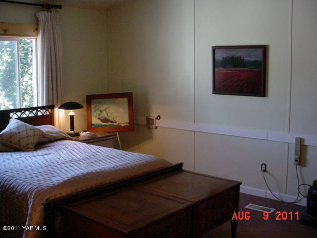 3240 Rosenkranz Road Tieton, WA 98947 - Photo 8 of 14 a bedroom with a bed and window