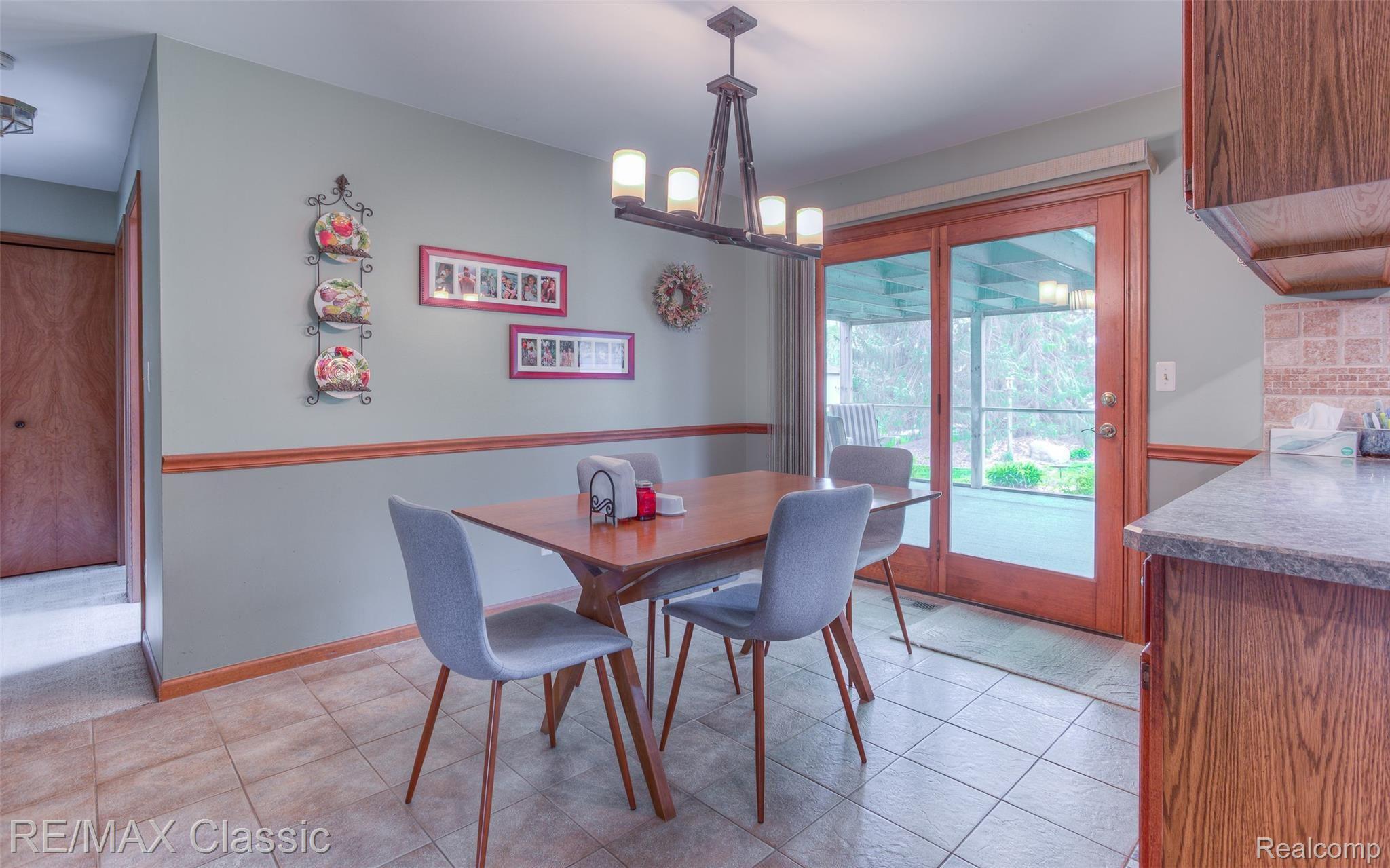 4021 West Maple Road Wixom, MI 48393 - Photo 9 of 46 4021 west maple interiors (24).jpg