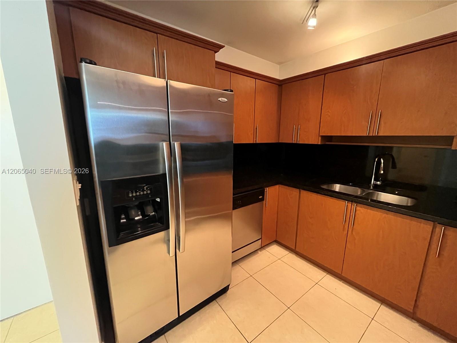1605 Bay Road, Unit 403 Miami Beach, FL 33139 - Photo 5 of 23 KITCHEN