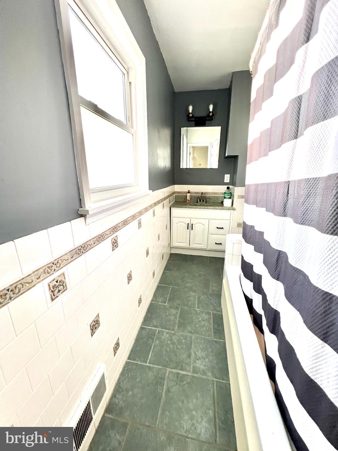 313 Middleton Street Riverside, NJ 08075 - Photo 20 of 35 2nd floor full bathroom