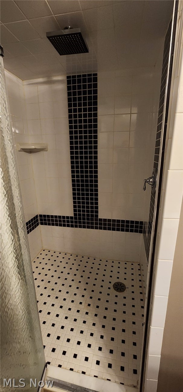 30121 Barjode Road Willowick, OH 44095 - Photo 14 of 19 Pretty tiled shower.