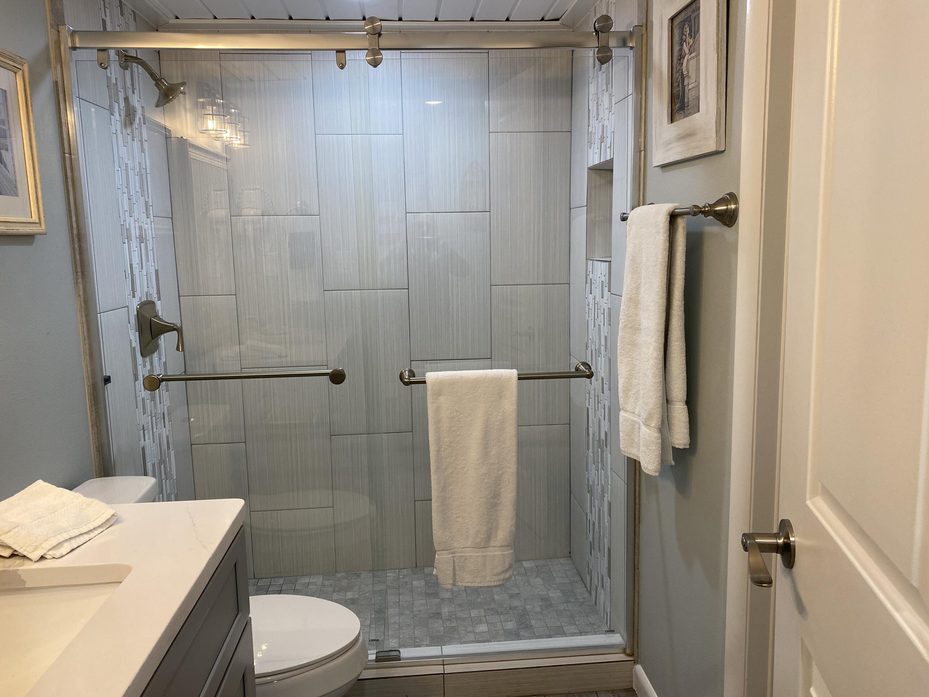 22519 Front Beach Road, Unit 152 Panama City Beach, FL 32413 - Photo 17 of 40 17- Main Floor Bath