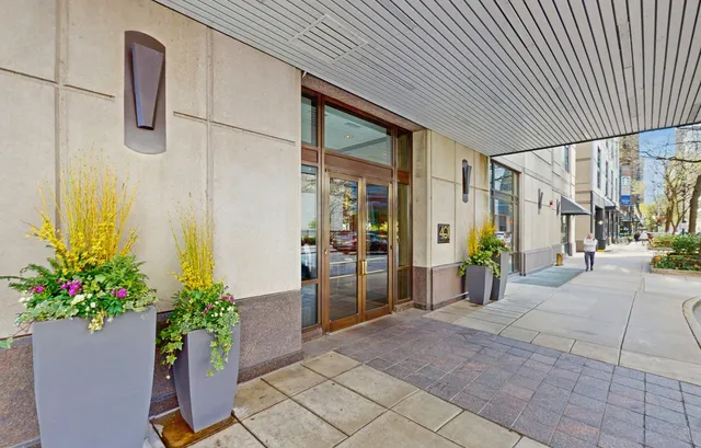 a entryway view with sitting space