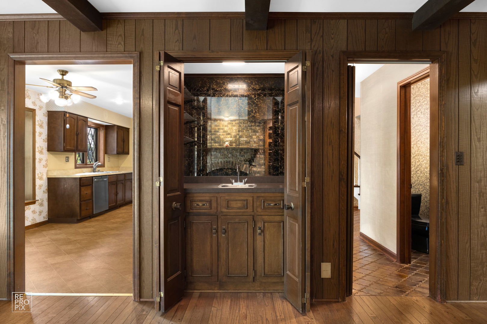 615 Harding Road Hinsdale, IL 60521 - Photo 13 of 32 a view of a bathroom with a glass door