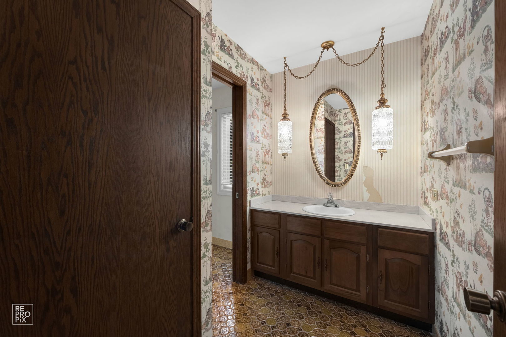 615 Harding Road Hinsdale, IL 60521 - Photo 21 of 32 a bathroom with a sink and a mirror