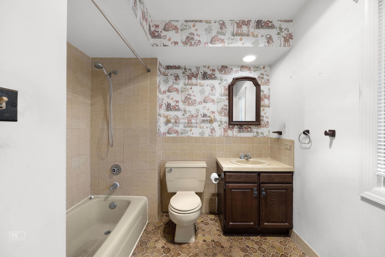 615 Harding Road Hinsdale, IL 60521 - Photo 22 of 32 a bathroom with a sink toilet and shower