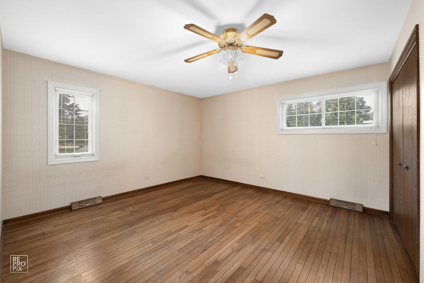 615 Harding Road Hinsdale, IL 60521 - Photo 24 of 32 an empty room with wooden floor and windows