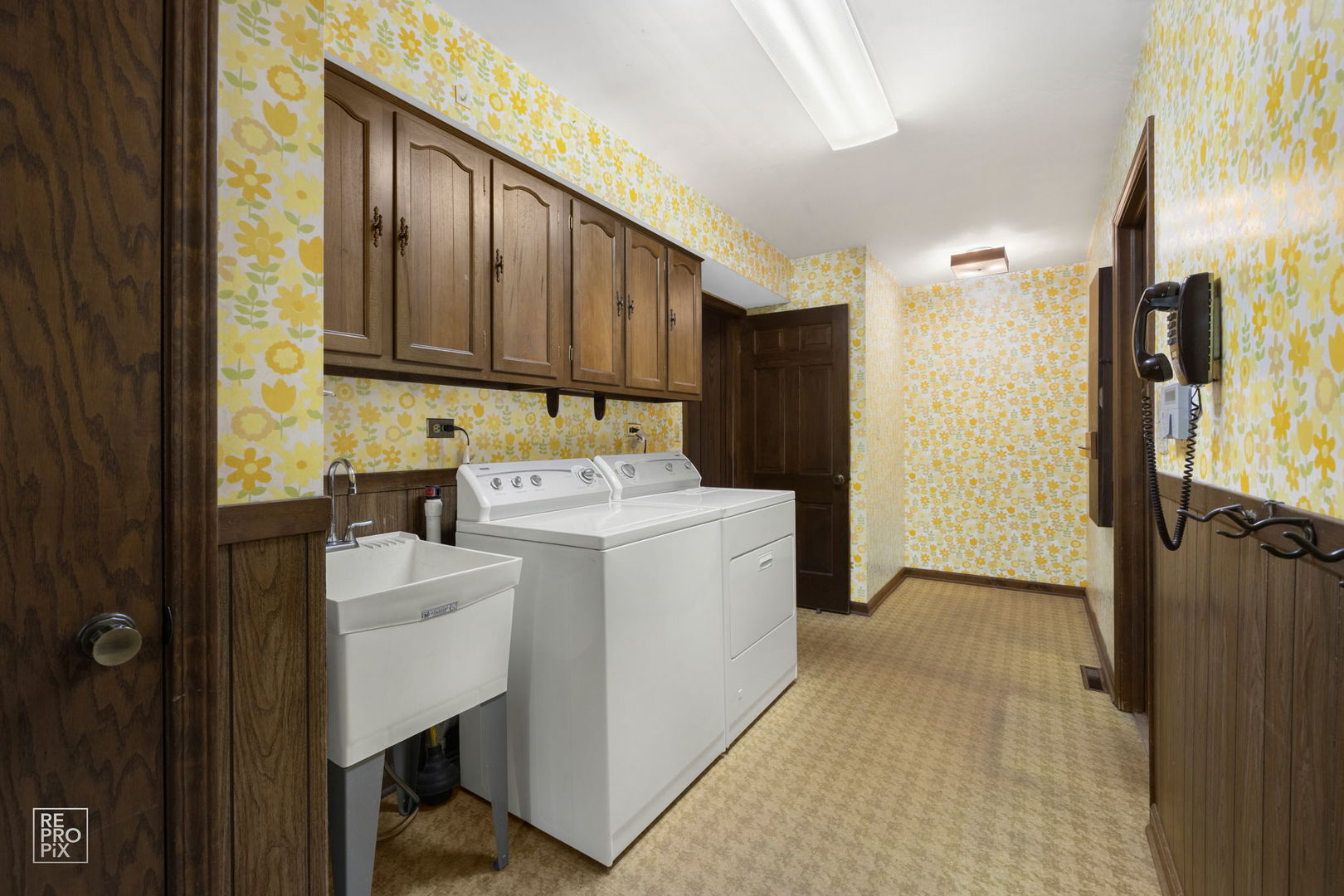 615 Harding Road Hinsdale, IL 60521 - Photo 25 of 32 a utility room with dryer and washer
