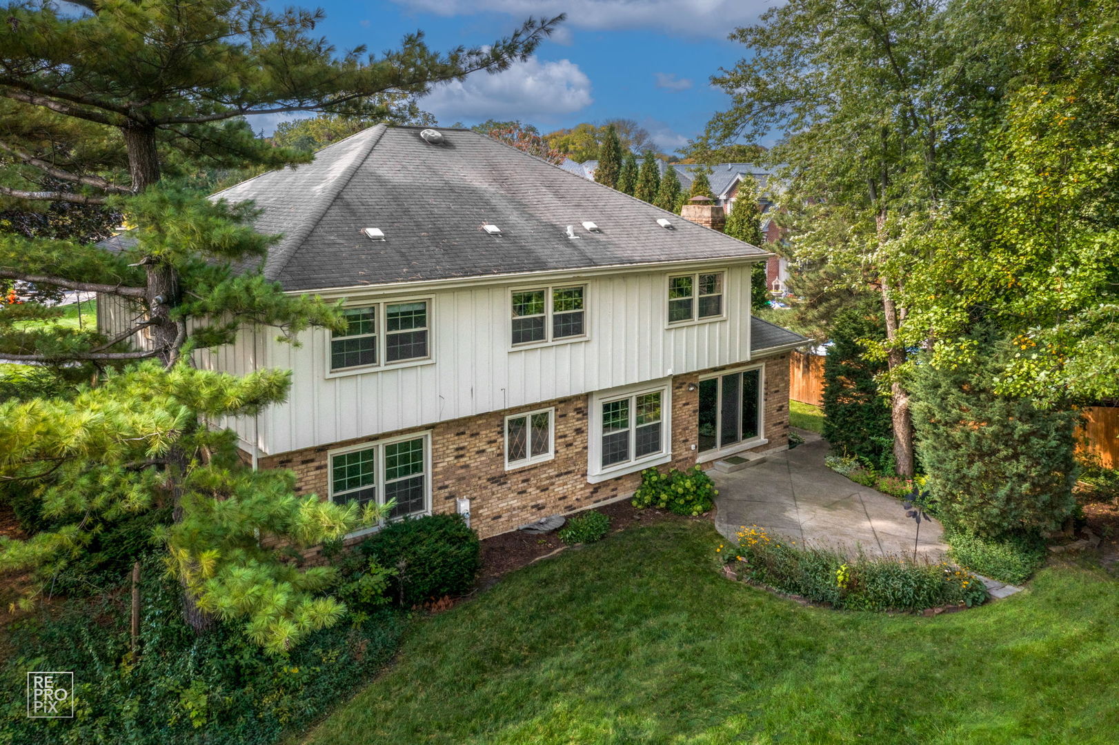 615 Harding Road Hinsdale, IL 60521 - Photo 29 of 32 an aerial view of a house with yard and green space