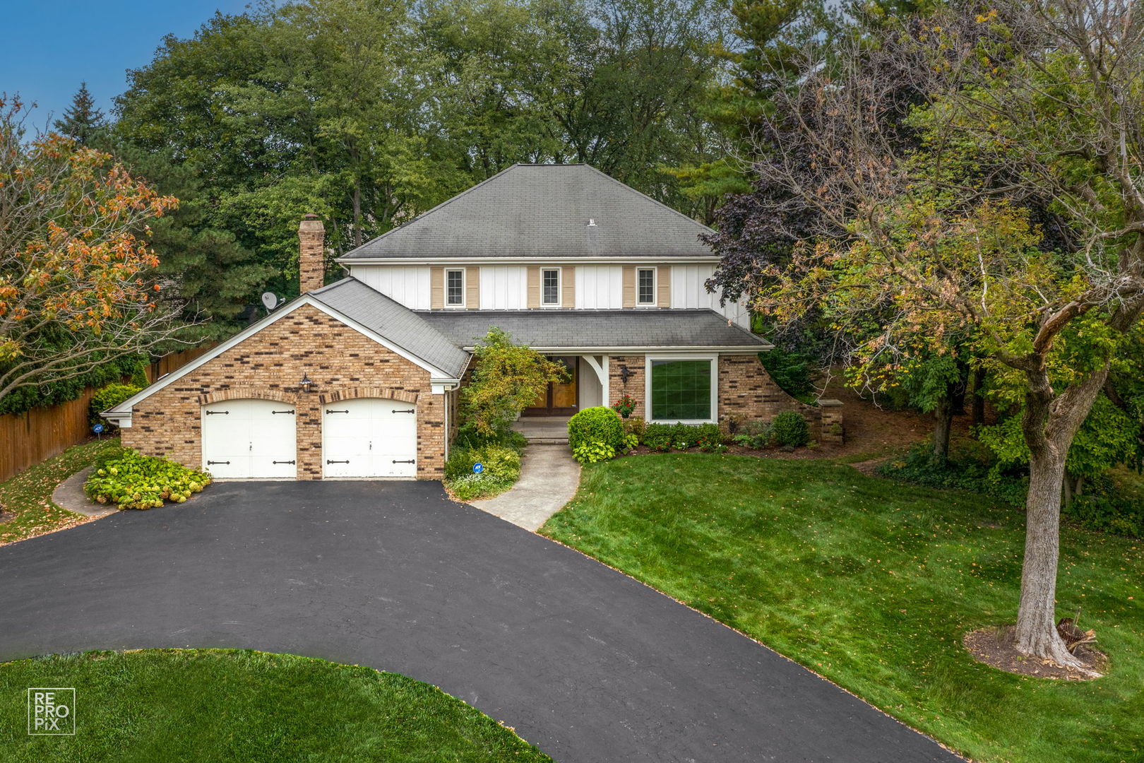 615 Harding Road Hinsdale, IL 60521 - Photo 3 of 32 a front view of a house with a yard and garage