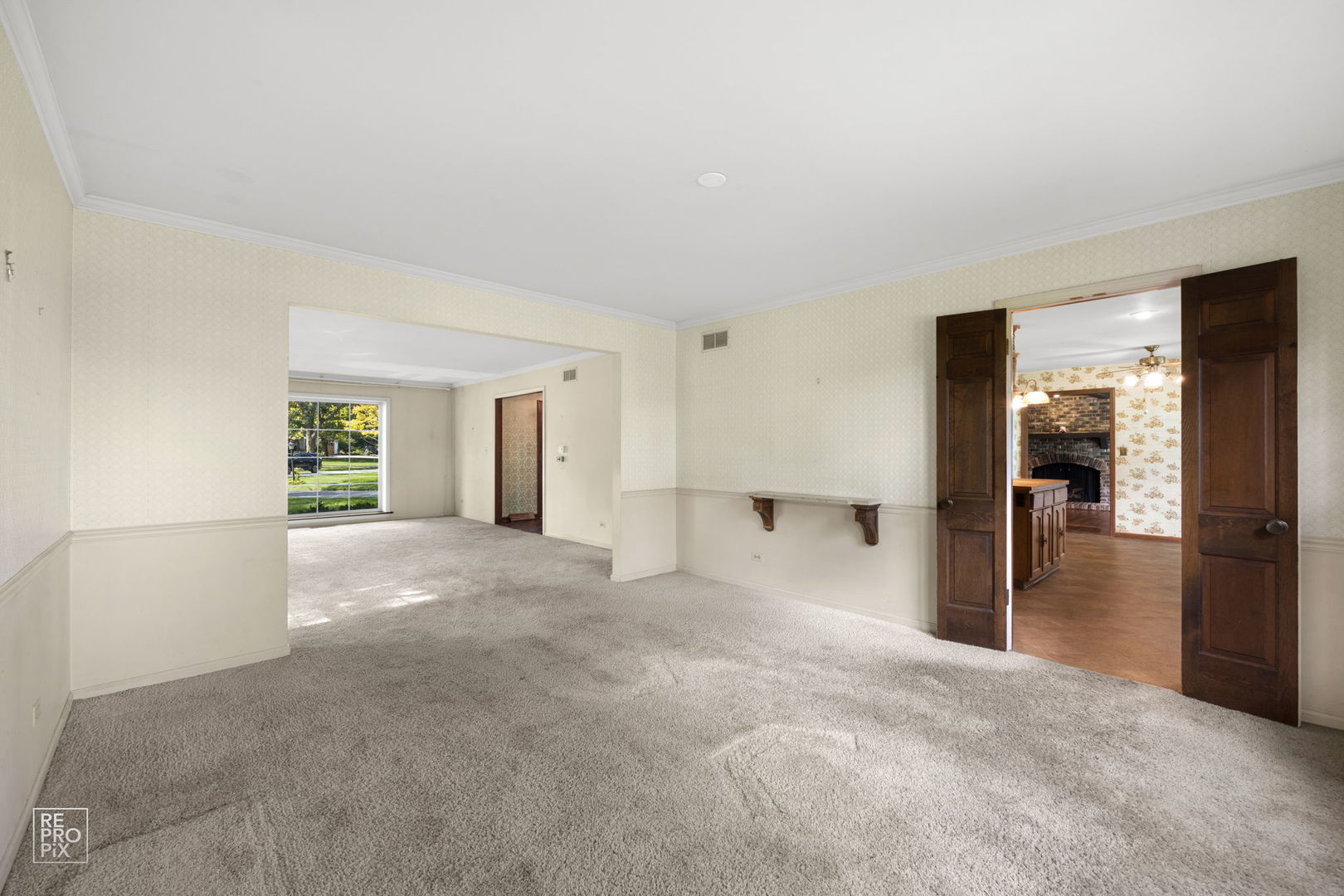 615 Harding Road Hinsdale, IL 60521 - Photo 8 of 32 a view of a big room with closet and windows