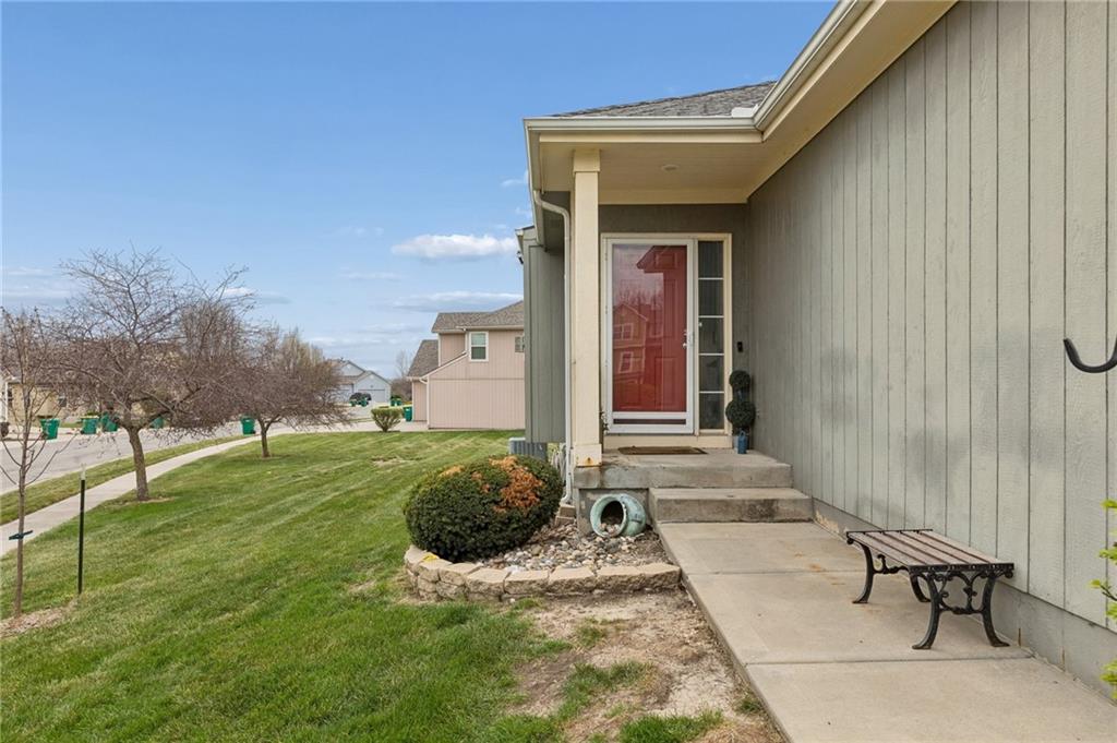 13735 Grove Avenue Bonner Springs, KS 66012 - Photo 2 of 27