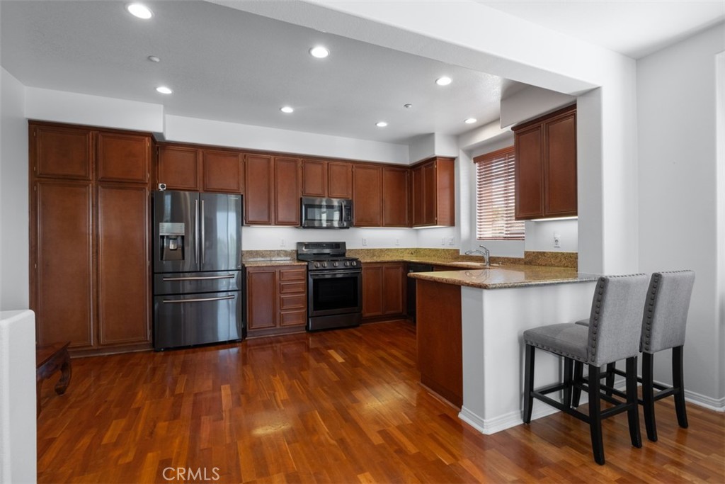 35 Viburnum Way Ladera Ranch, CA 92694 - Photo 9 of 32 Kitchen with Breakfast Counter