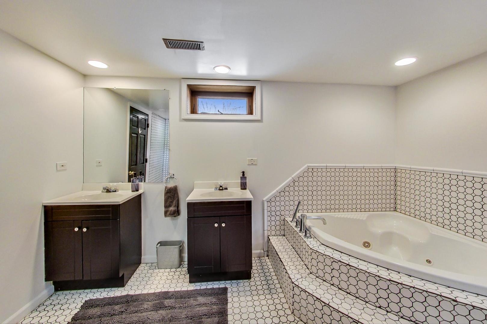 825 Oakton Street Park Ridge, IL 60068 - Photo 13 of 24 a bathroom with a bathtub sink and mirror